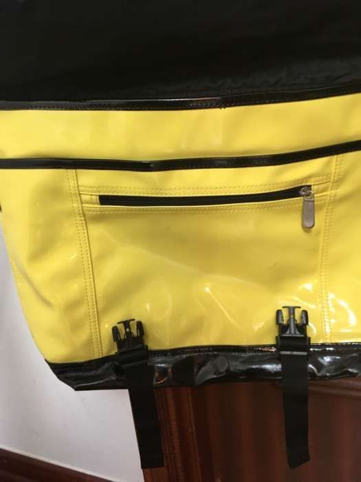 Saco Messenger em Vinil amarelo