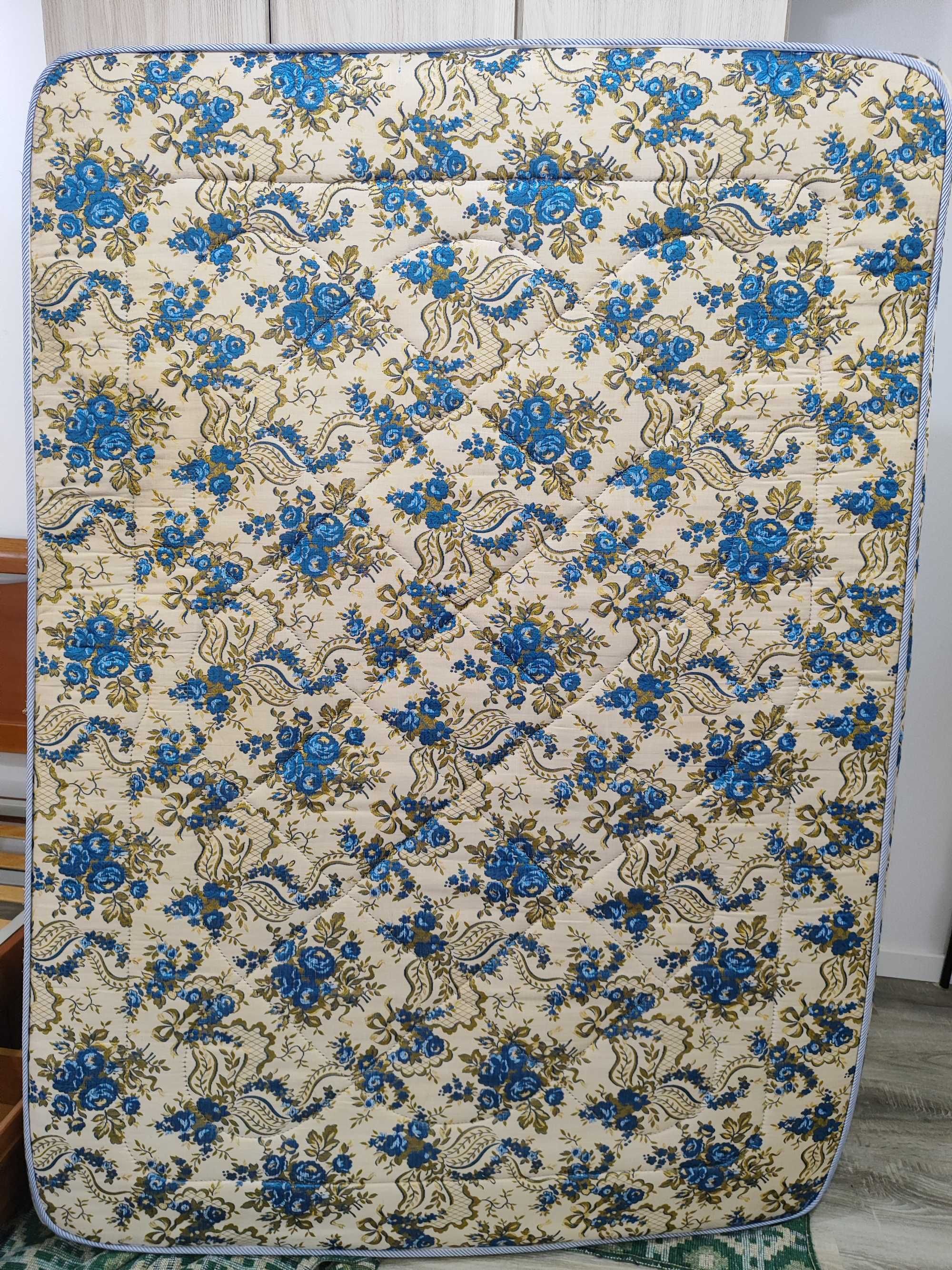 Vendo cama de casal condição/muito conservada  , sem a base do colchão