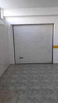 Garagem box com janelas, com 1 rampa - Queluz - RESERVADA