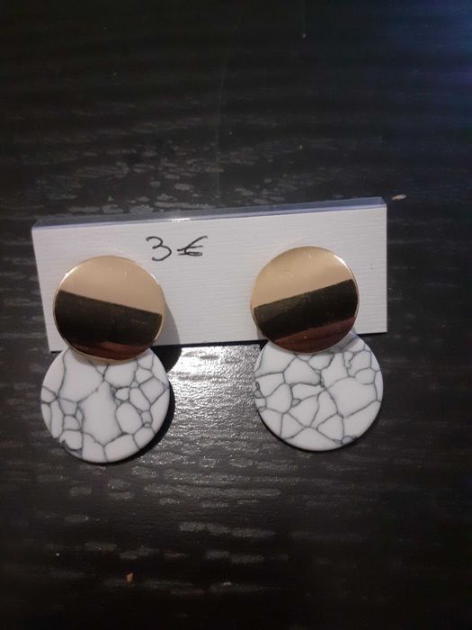 Brincos novos variados