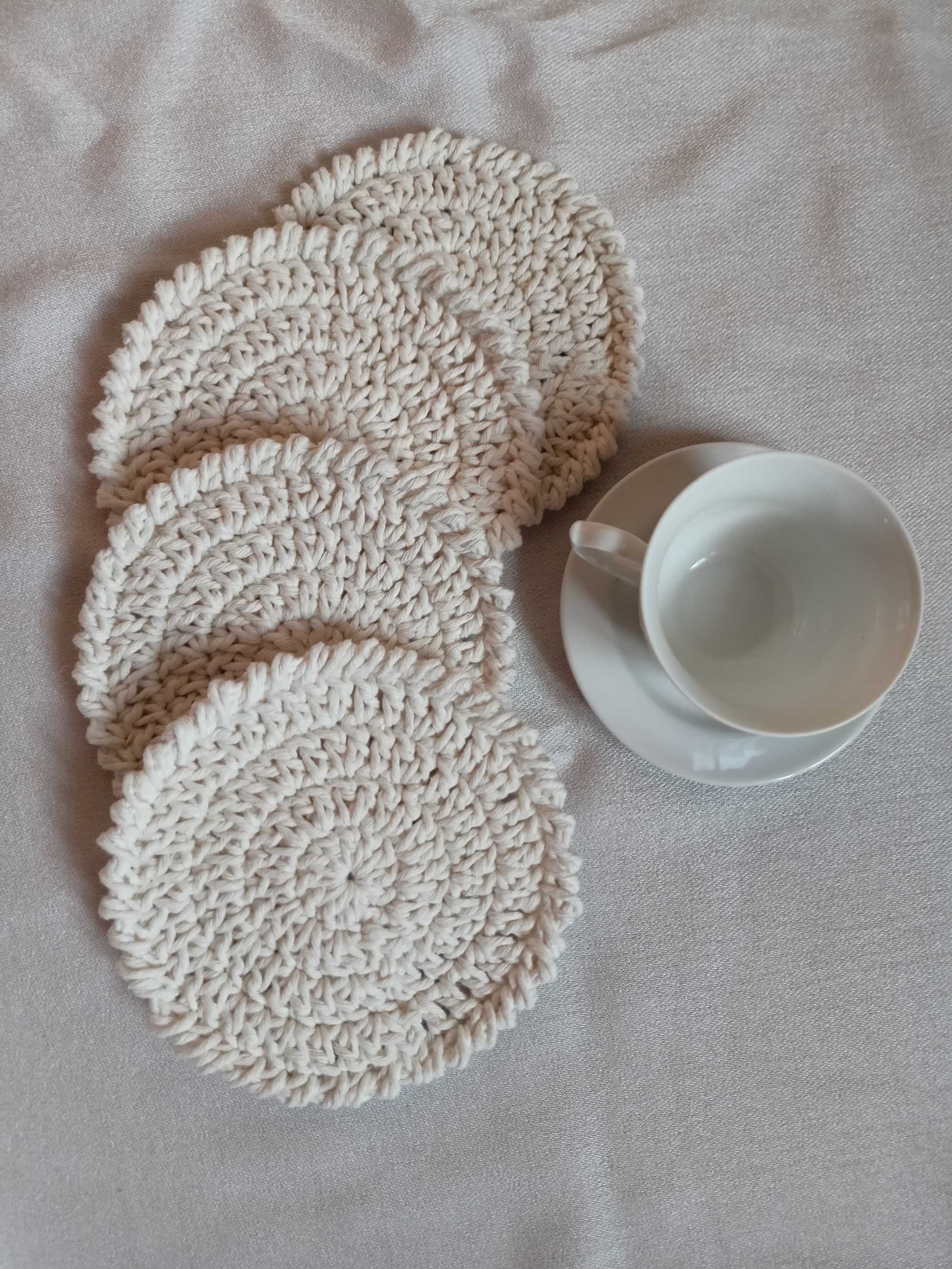 Białe szydełkowe podkładki