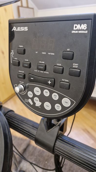 Барабанна установка Alesis dm6 drum module 
Розкажи про цю барабанну у