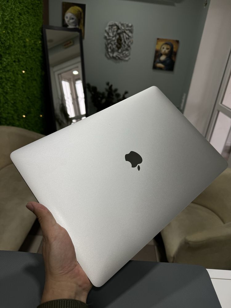 MacBook Pro (15-inch, 2018) Silver, 512gb, core i7