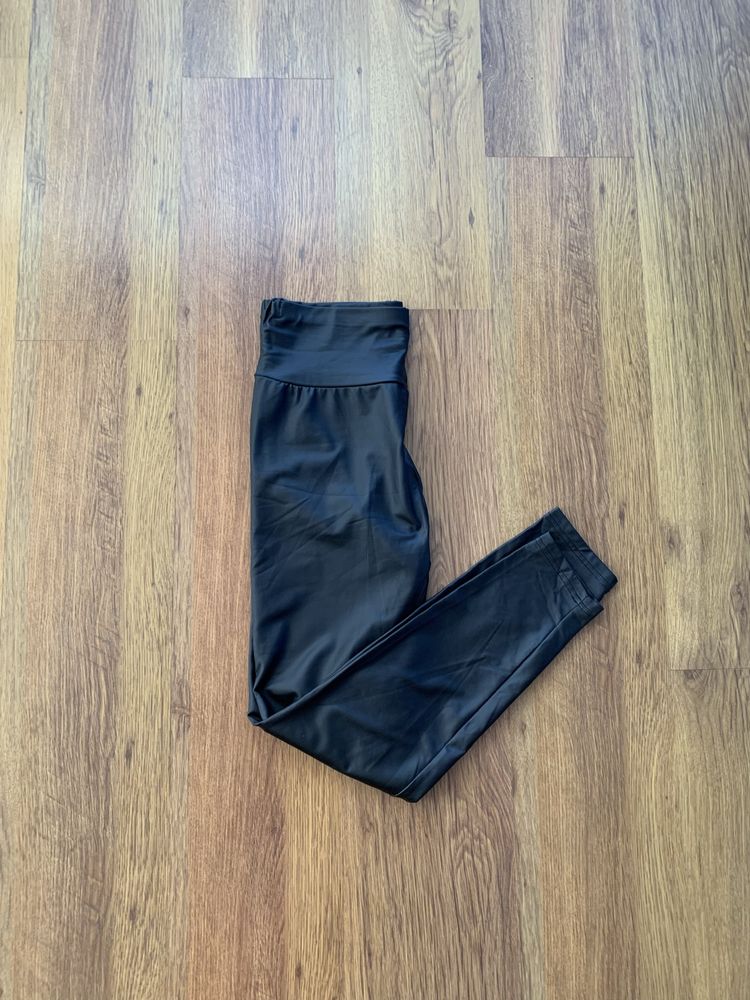 Czarne legginsy skórzane