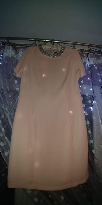 Sukienka różowa z ozdobnym dekoltem prosta Dorothy Perkins rozm. 40