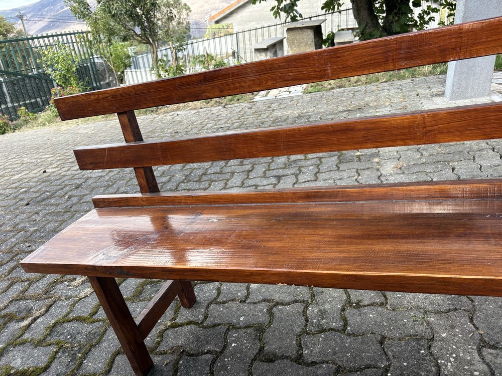 Bancos feitos com madeira de castanheiro