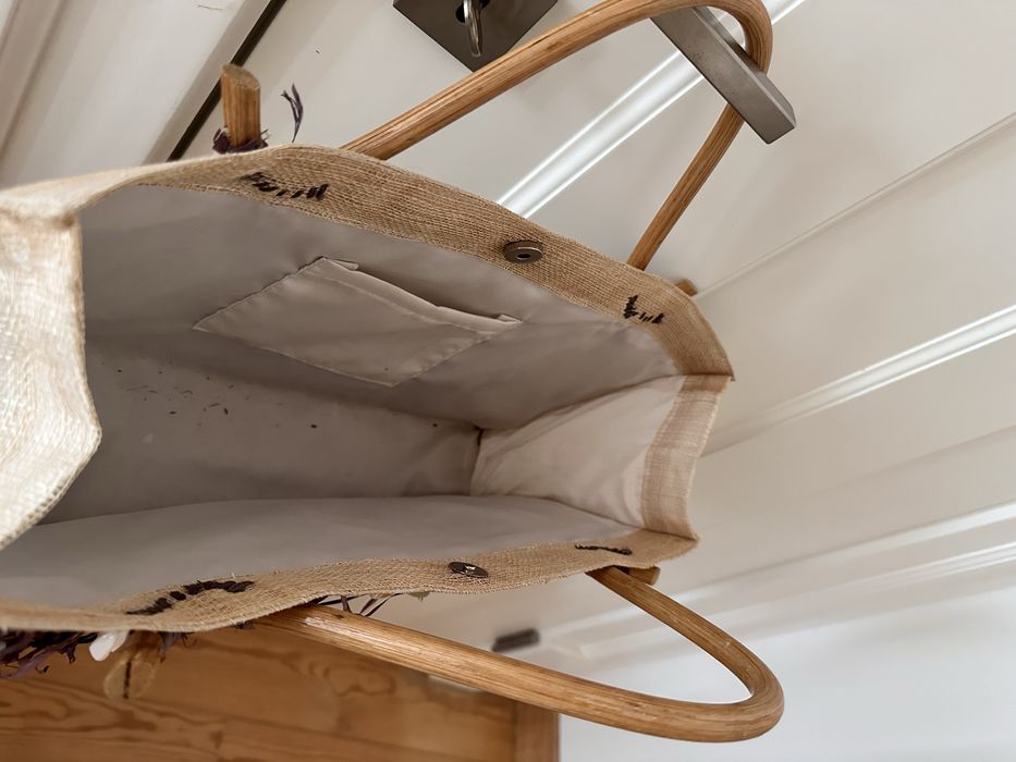 Mala de verao , com buzios, franjas e pegas em bambu