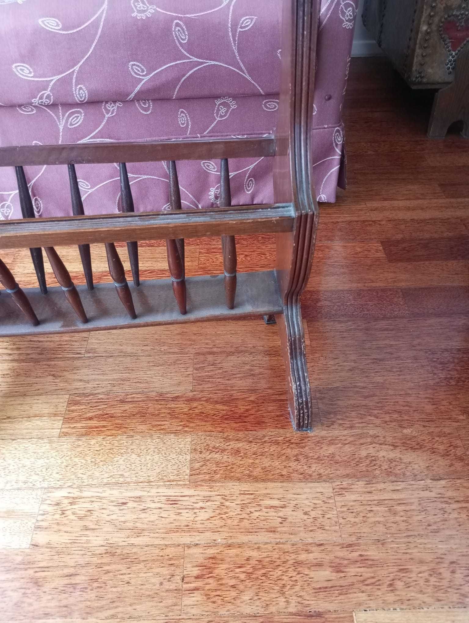 Mesa de apoio de madeira