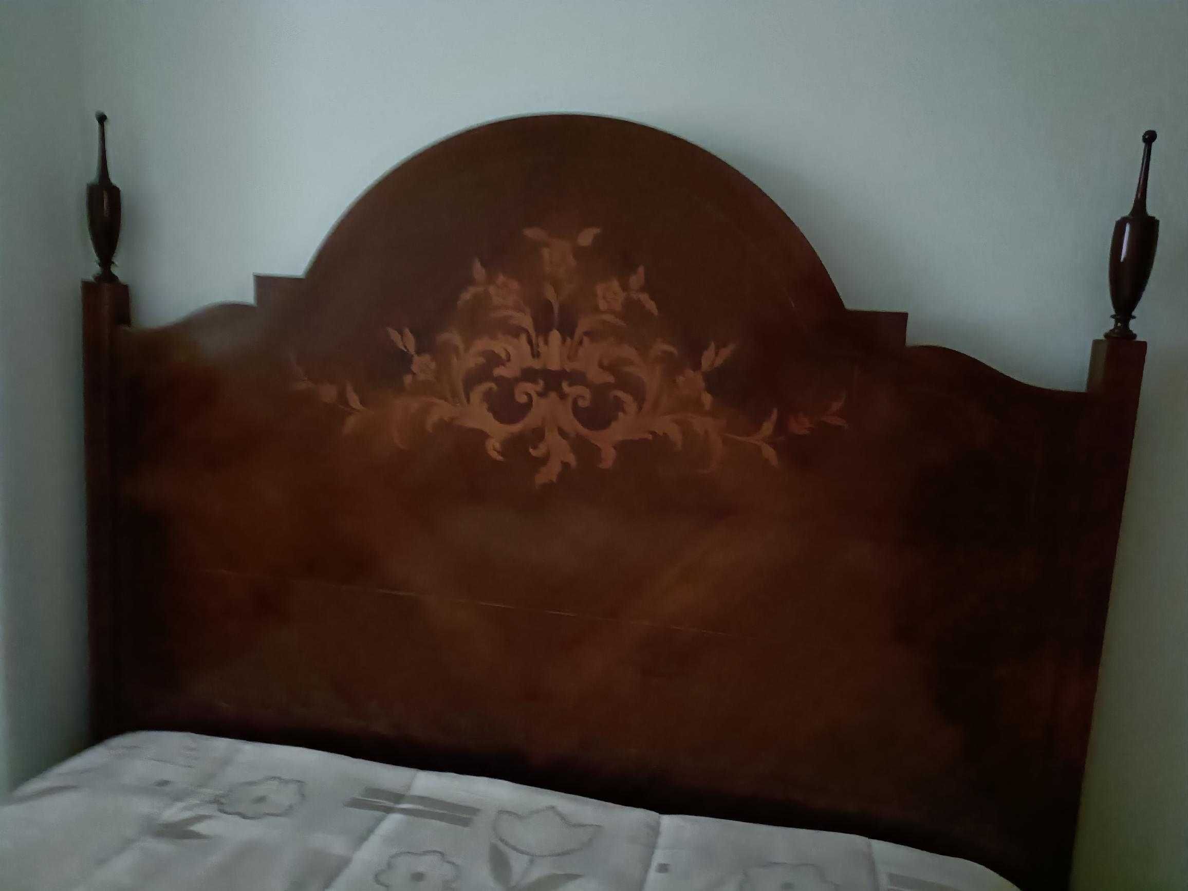 Cama antiga de casal em madeira talhada, com colchao novo. Negociável.