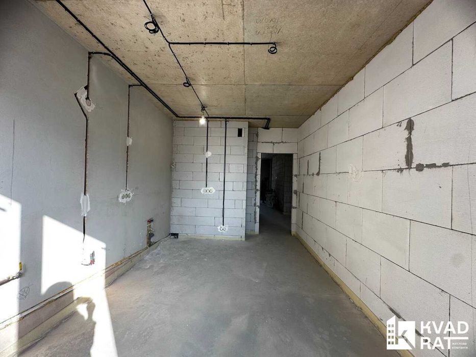 Здана двокімнатна квартира з чорновим ремонтом.