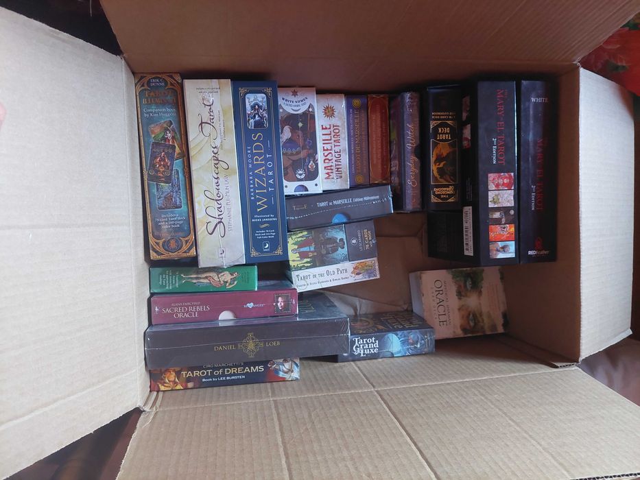 Vários baralhos de Tarot e Oráculos