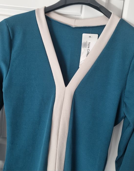 Blusa de manga comprida em malha canelada azul petróleo com risca bege