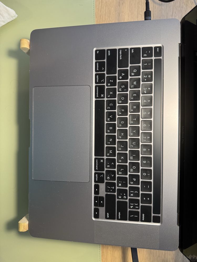MacBook Pro 16” (2019) – Топова комплектація, відмінний стан