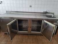 Balcão com bancada, lava loiça e arca refrigeradora