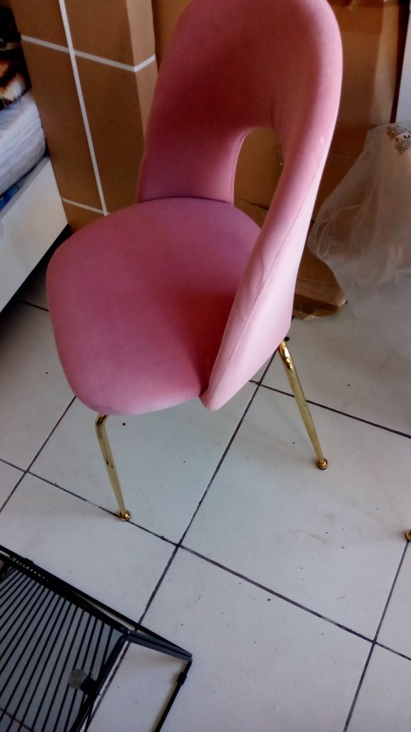Krzeslo rozowe na zlotych nogach