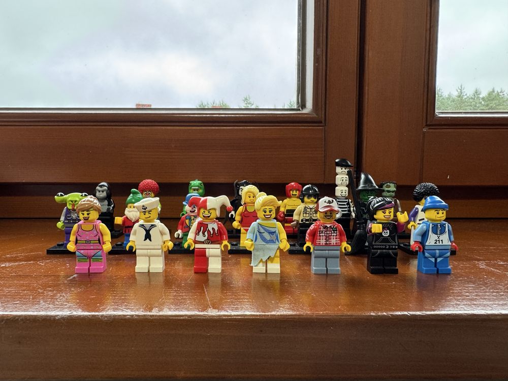 LEGO MINIFIGURES Zestaw 21 figurek.