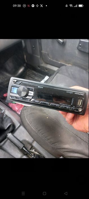 Alpine UTE-201BT магнитола с блютузом