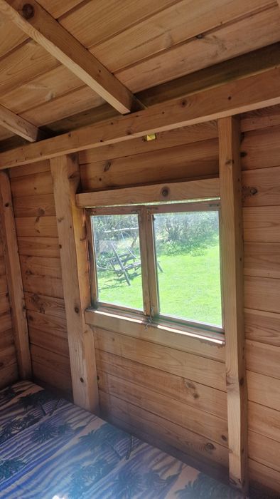 Domek dla dzieci ze zjeżdżalnią i piaskownicą