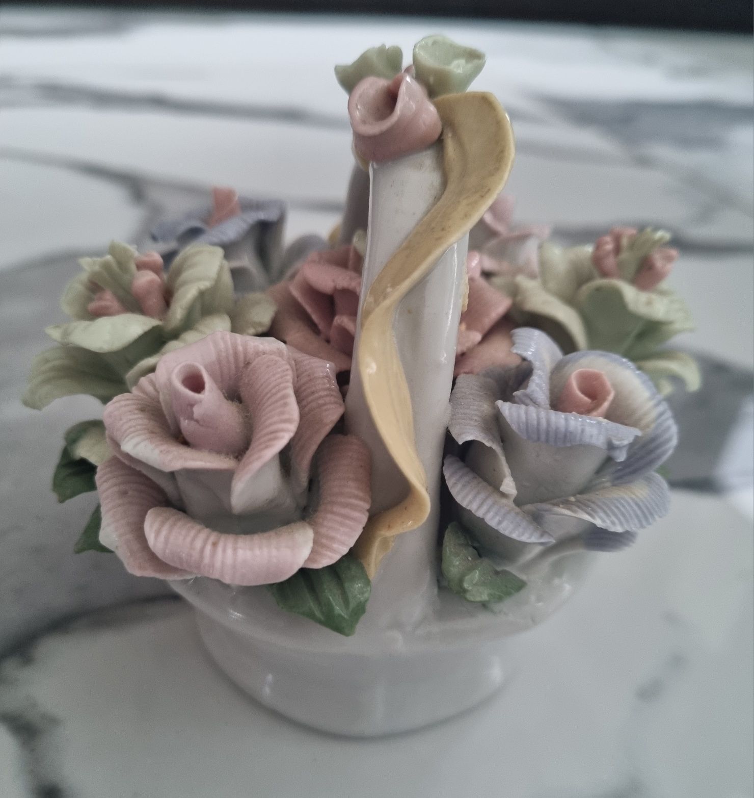 Porcelanowe kwiaty w koszu