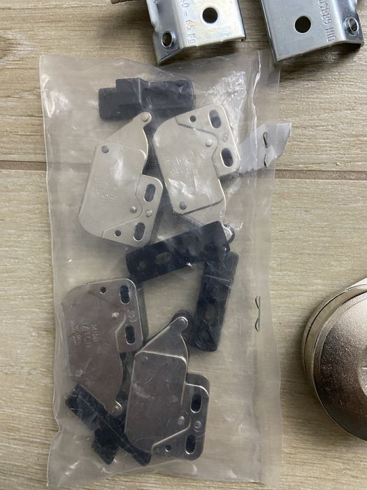 Zawiasy meblowe Blum / FGV