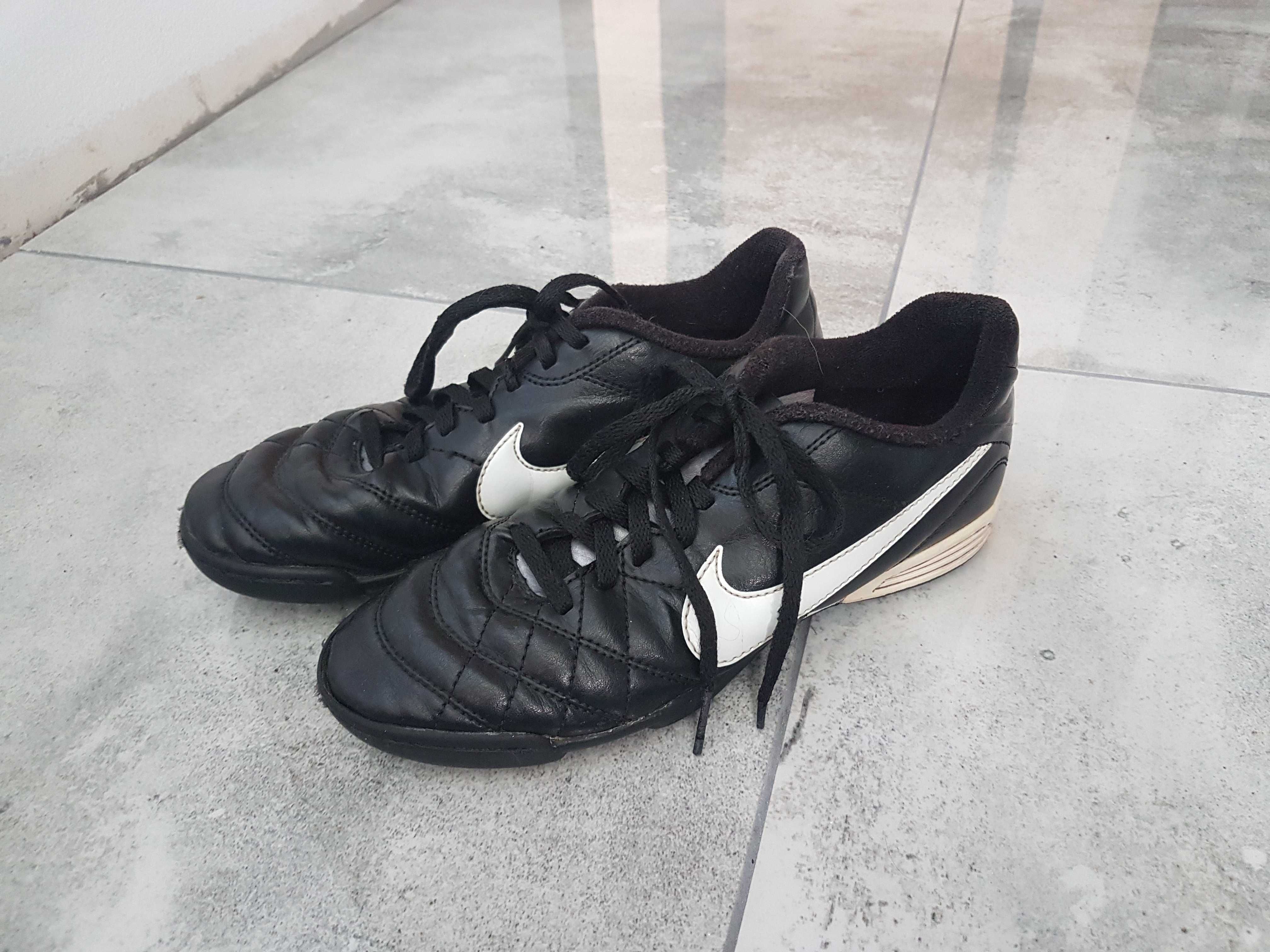 Czarne buty piłkarskie Nike turfy na orlik 35,5