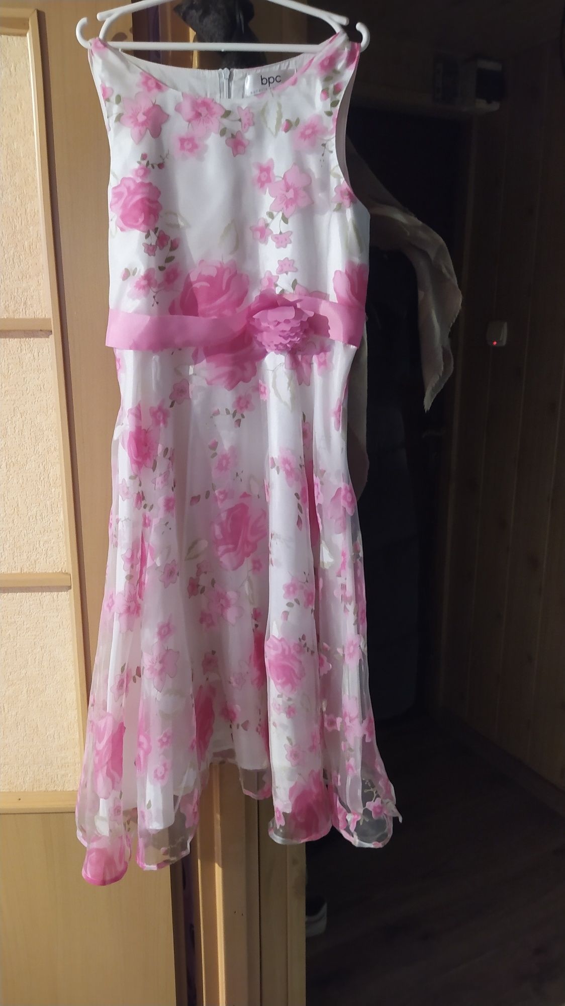 Piękna różowa sukienka