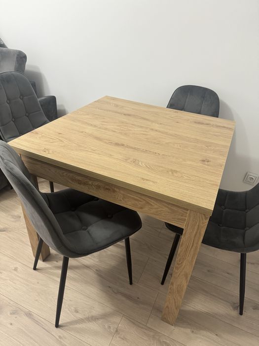 Kwadratowy rozkładany stół