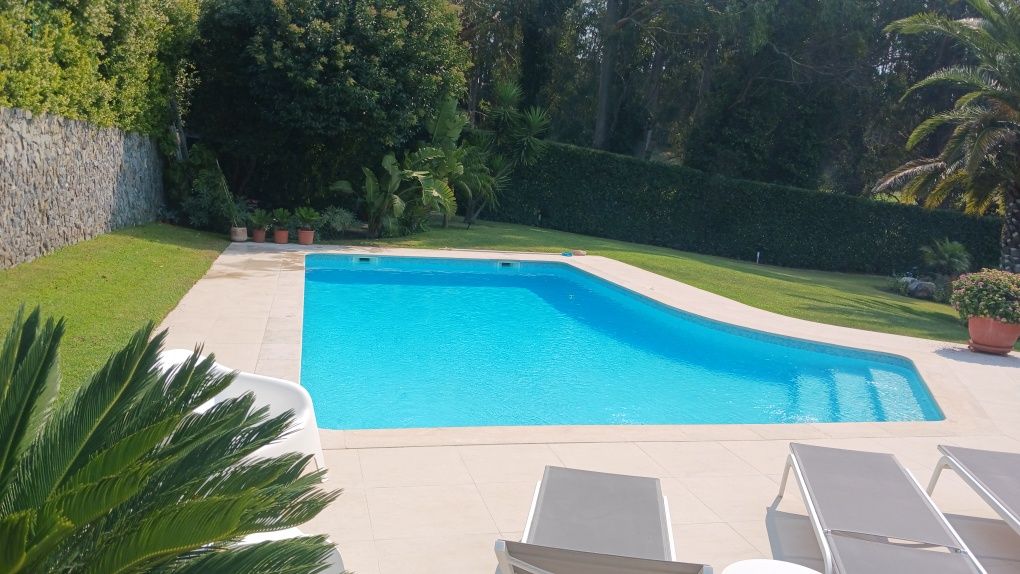 Manutenção de piscinas, limpeza e recuperação  de piscinas