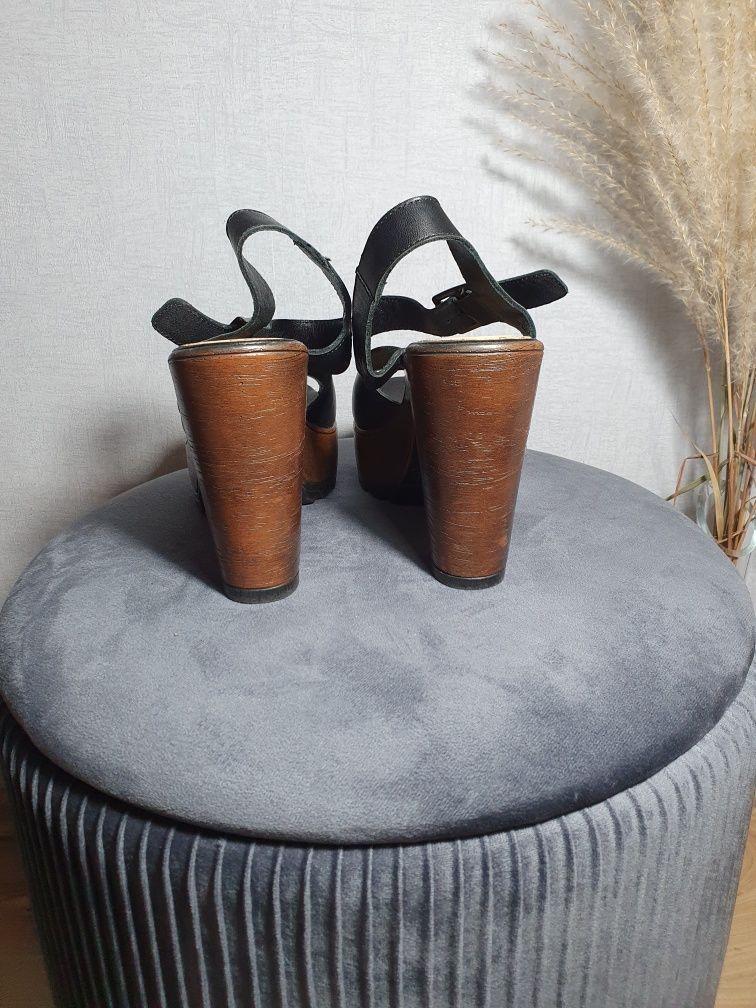 Sandały skórzane na słupku czarne brązowe Lasocki rozmiar 38