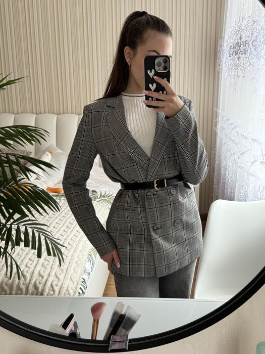 Сірий піджак в клітинку