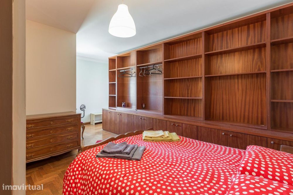 73420 - Quarto com cama de casal, com varanda