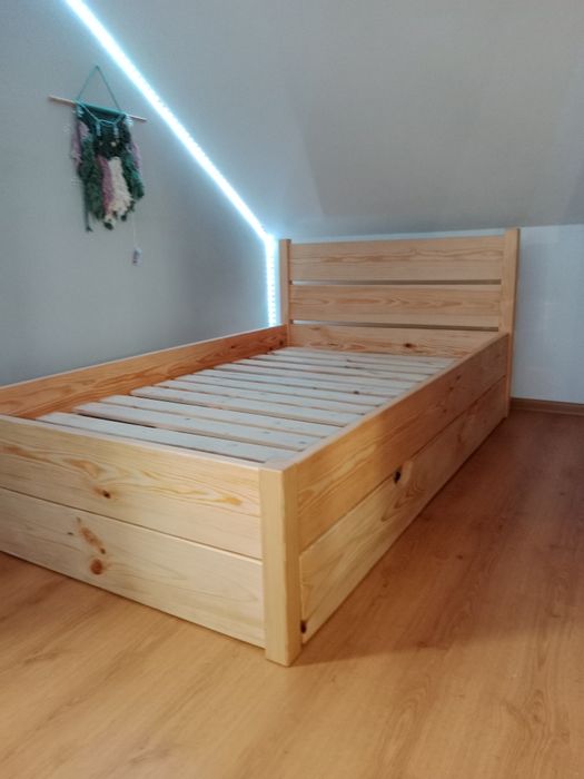 Łóżka z drewna litego