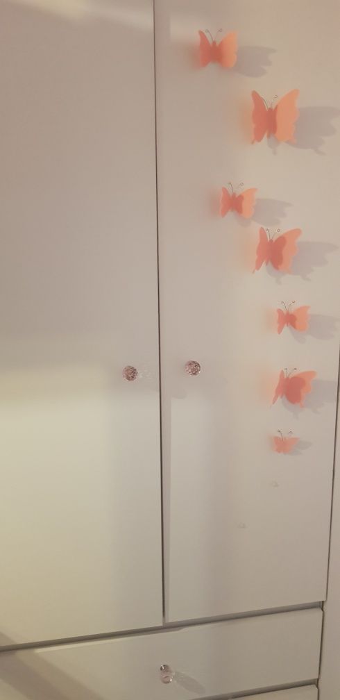 Biala szafa z szufladami