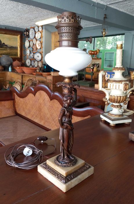 Antigo candeeiro de mesa Arte Nova