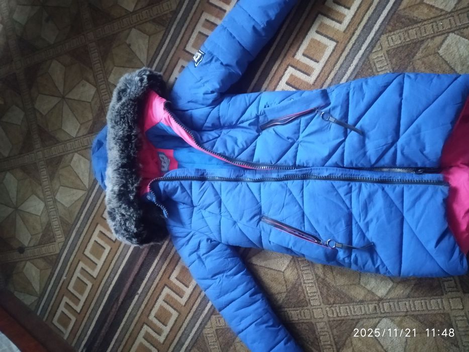 Віддам пуховик жіночий.