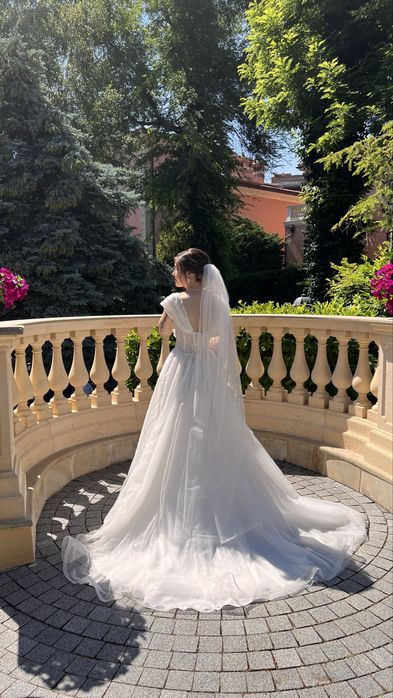 Весільна сукня з розрізом