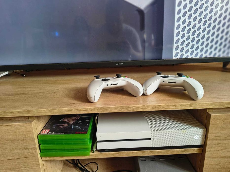 Xbox One S + 2pady