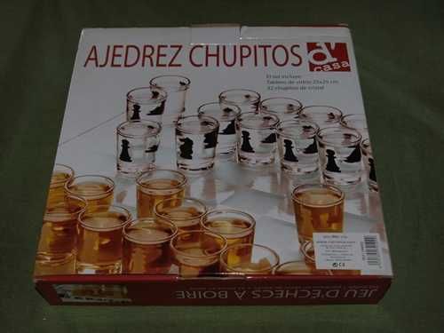 Tabuleiro de xadrez com copos de shot