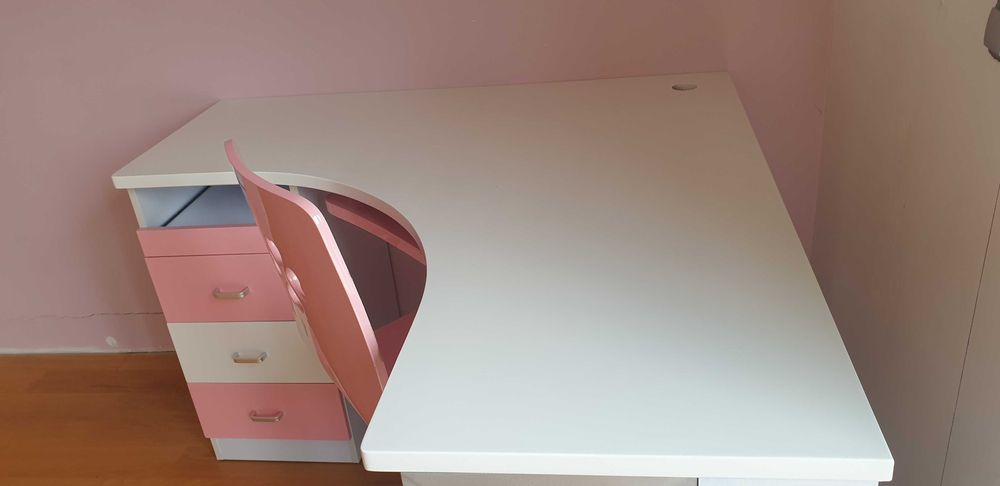 Meble dla dziewczynki biało - różowe  komplet  8 elementów w serca