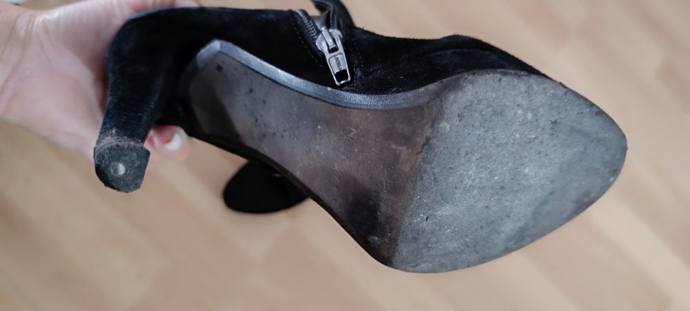 Botins pretos de salto alto tamanho 35. Usados