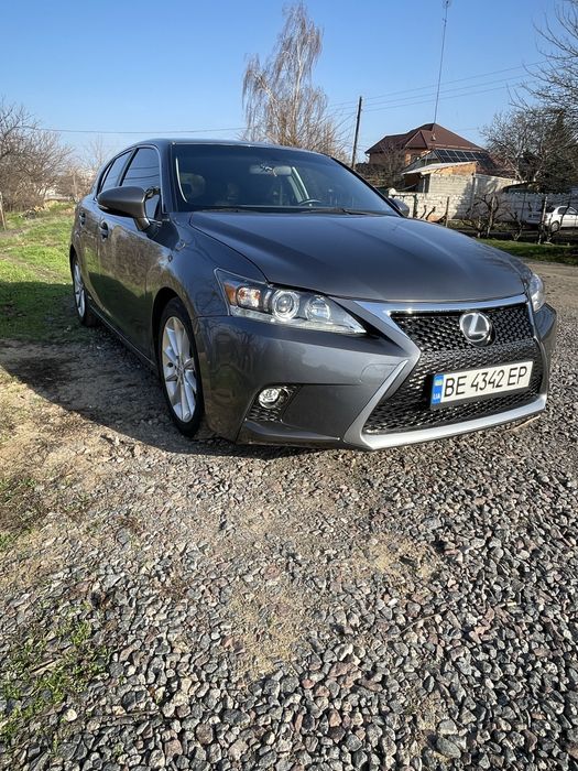 Продаю Лексус СТ200Н 2014