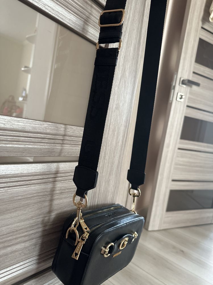 Сумочка Guess.