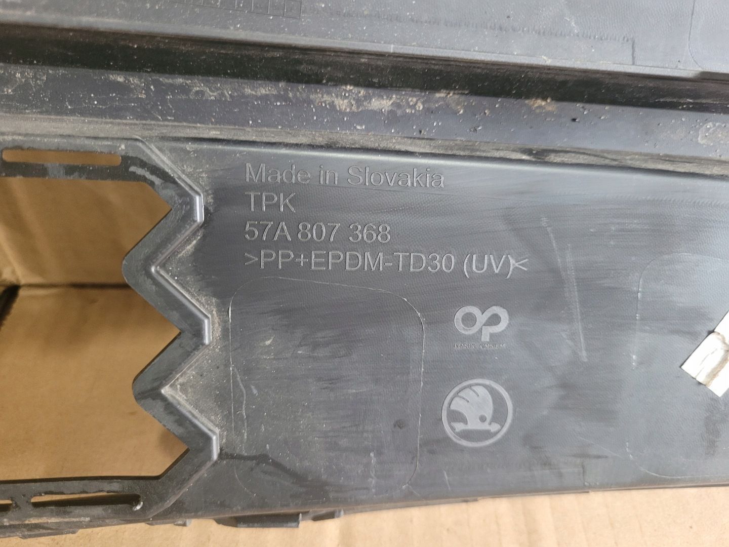 SKODA KAROQ 57A PRAWA KRATKA ZDERZAKA ZAŚLEPKA 57A807368