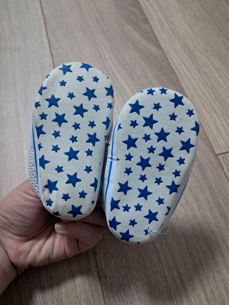Niechodki buciki dla chłopca 3-6mcy. Stan bardzo dobry.  Essentials