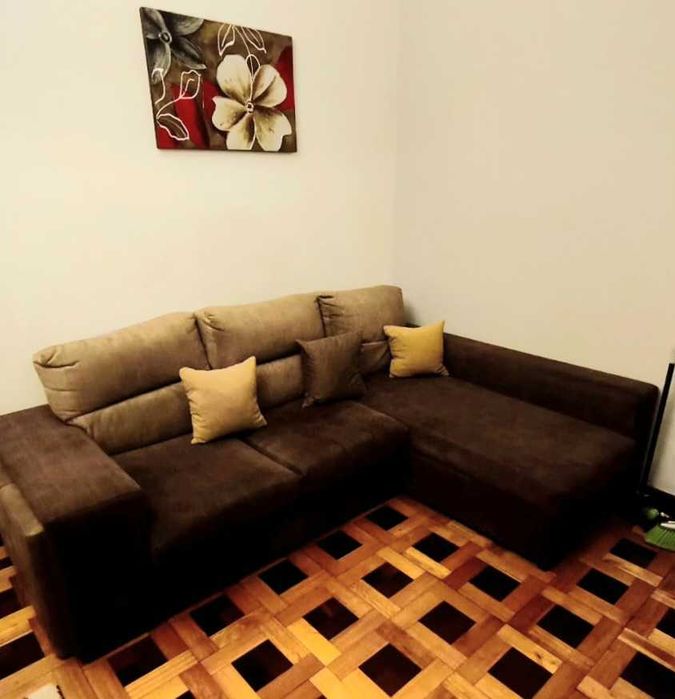 Sofá muito bonito com chaise longue, como novo e estimado.