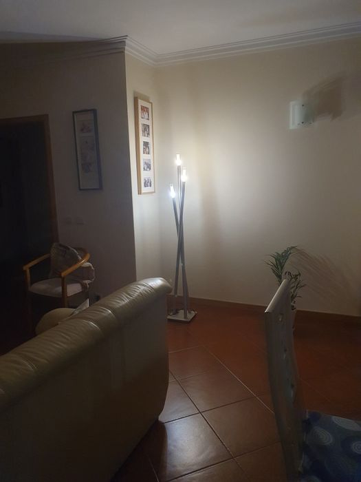 Candeeiro em pé em muito bom estado