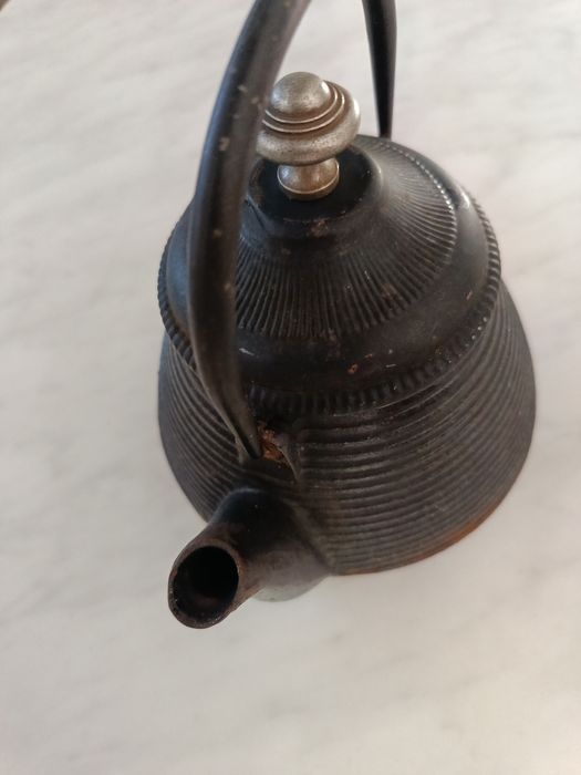 Litrowy czajnik żeliwny