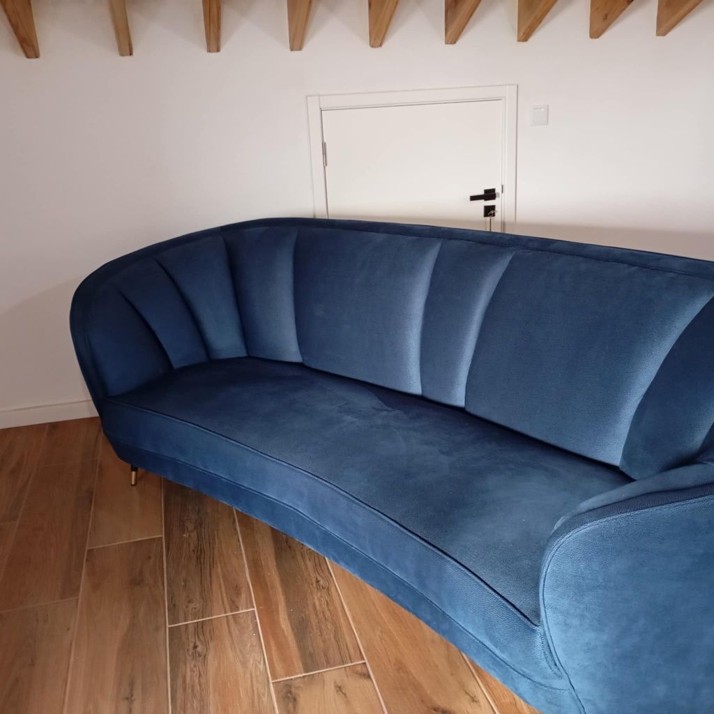 Sofá azul arredondado estilo clássico