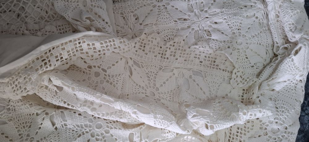 4 Colchas de Croché, com as almofadas + 1 Clocha s/ almofadas.