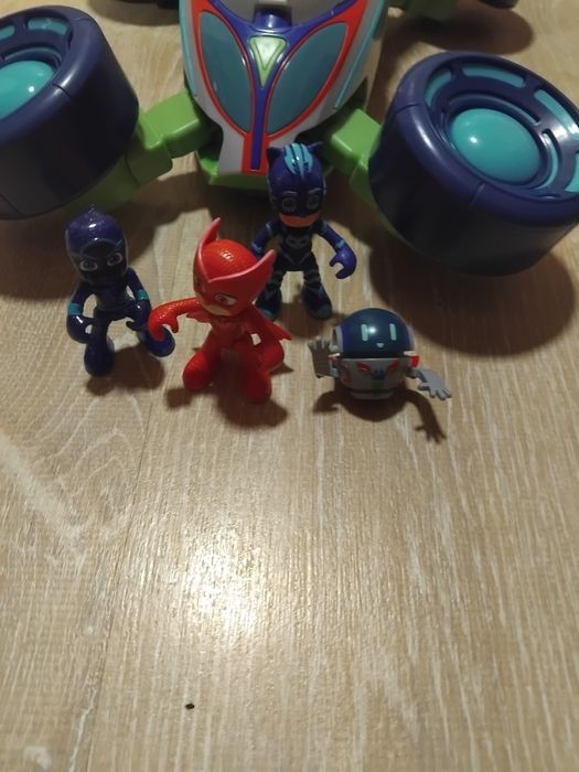 Veiculo pj masks com 5 figuras